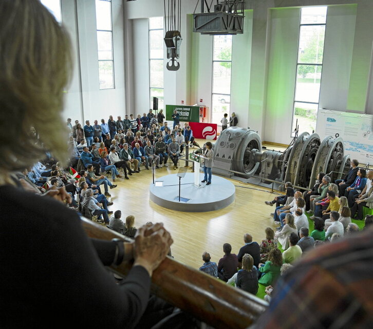 Acto electoral del PNV en un entorno con imagen fabril.