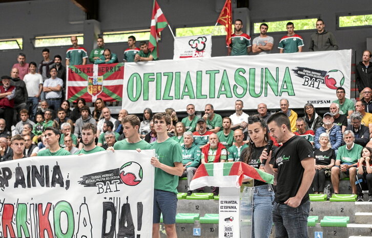 Pelotaris vascos por la oficialidad, el pasado junio en Hendaia.