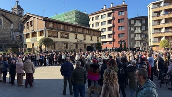 Concentración en Arrigorriaga para denuncuar la paliza sufrida por un comerciante chino.