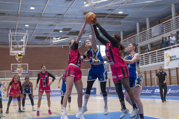 Las jugadoras de Ardoi y Araski se han dejado la piel en el derbi de este domingo.