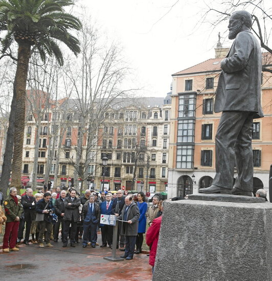 El PNV sigue homenajeando a su fundador, Sabino Arana, también con la utilización de su «Z» para Euzkadi, aunque hoy en día su uso se limita a las comunicaciones internas, y no siempre.