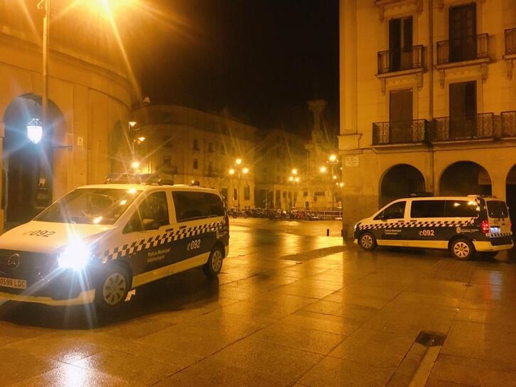 Vehículos de la Policía Municipal de Iruñea.