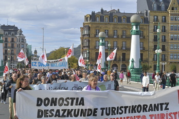 Bizilagunekin-ek 2023ko urrian desazkunde turistikoa aldarrikazteko Donostian egindako manifestazioa.