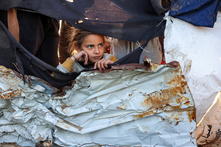 Una niña palestina observa tras un bombardeo israelí contra tiendas de desplazados en Jan Yunis, en el sur de Gaza. 