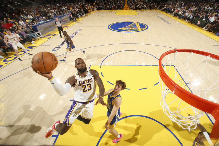 LeBron James se eleva en el partido ante los Warriors de la NBA.