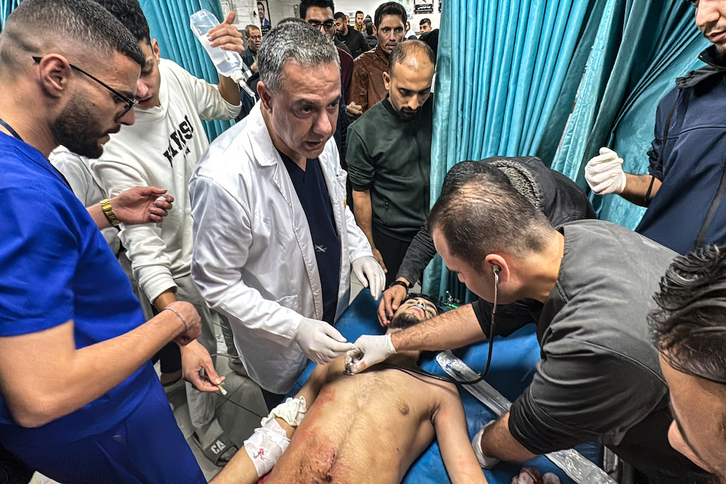 Hossam Abu Safiyeh, director del hospital Kamal Adwan de Gaza, supervisa el tratamiento a un herido, en noviembre.