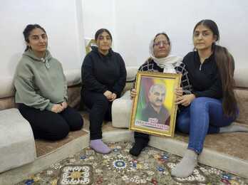 Yindar y Ayrin, de derecha a izquierda, sostienen el retrato de su padre y marido, respectivamente, junto a dos hijas más del matrimonio en Hasakah.