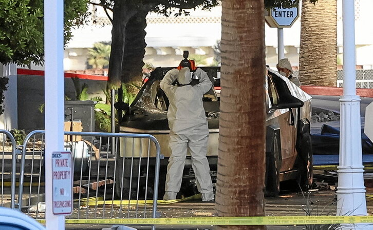 Un investigador fotografía el Tesla Cybertruck que explotó frente al vestíbulo del hotel de Donald Trump en Las Vegas.