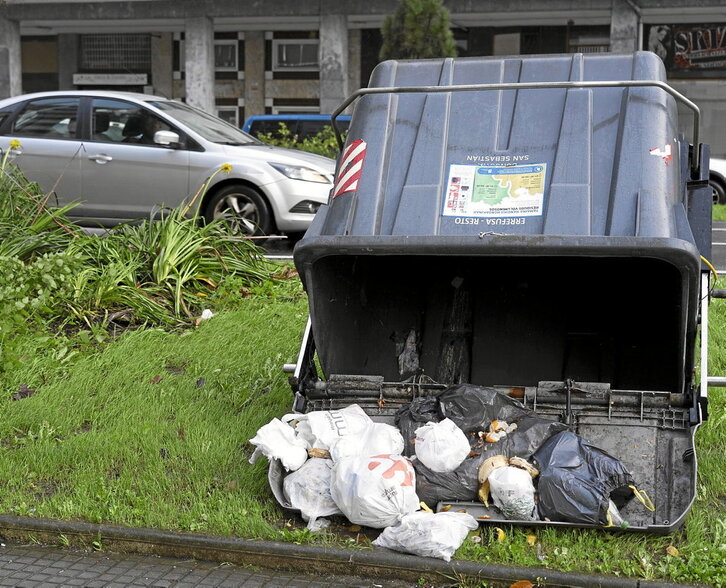 Autoen erabilera eta plastikoak gakoak dira krisi ekosoziala nolabait leuntzen saiatzeko.