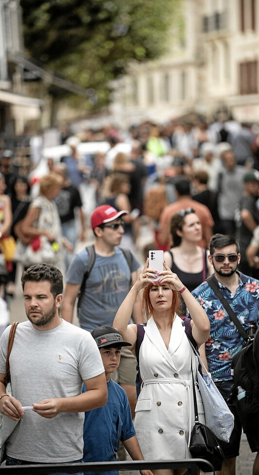 Uda garaian euskal kostaldeko edozein hiri edo herritan ohikoa den irudia. Kasu honetan, argazkia Donibane Lohizunekoa da.