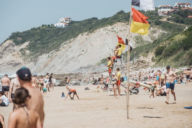 Banderas de advertencia en una playa labortana.