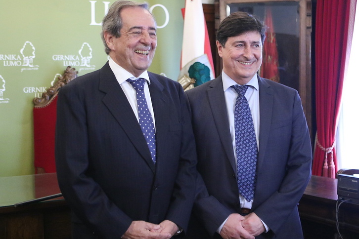 José María Gorroño, alcalde de Gernika-Lumo, junto a su hermano Iñaki tras ser elegido.