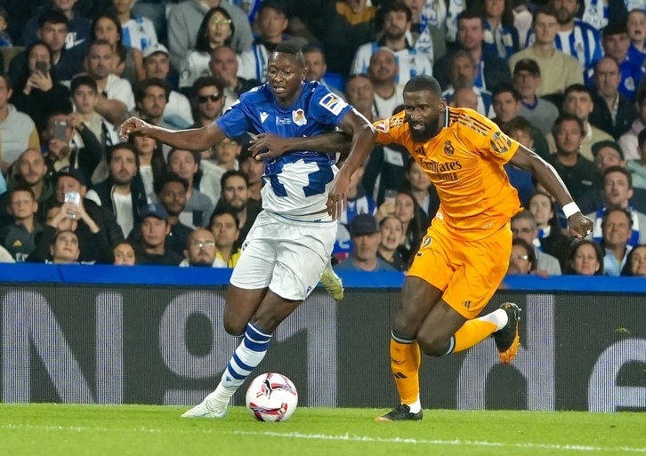 Sadiq pugna con Rudiger en el choque de esta temporada contra el Real Madrid.