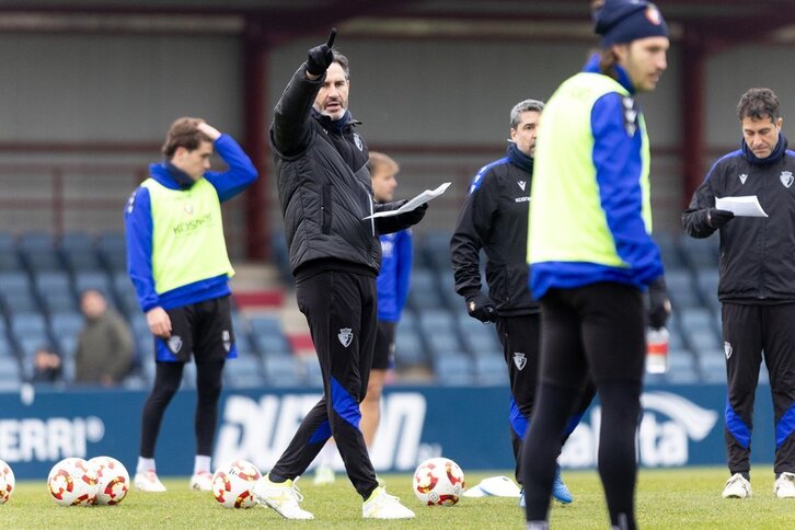 Vicente Moreno da instrucciones a sus jugadores antes de partir a Tenerife.