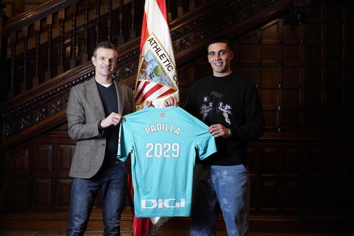 Álex Padilla, con la camiseta que marca el año que finaliza su nuevo contrato.