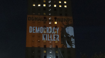 Un grupo de activistas proyecta en el edificio de los juzgados de Manhattan un mensaje llamando a Donald Trump «Asesino de la democracia».