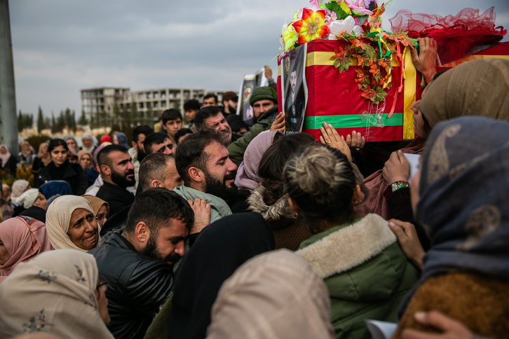 os muertos siguen llegando al cementerio de los mártires en Kobane y las tumbas antiguas se mezclan con las recién cavadas.