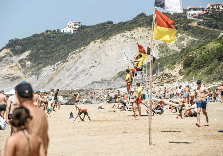 Banderas de advertencia a los bañistas en una playa de Lapurdi.