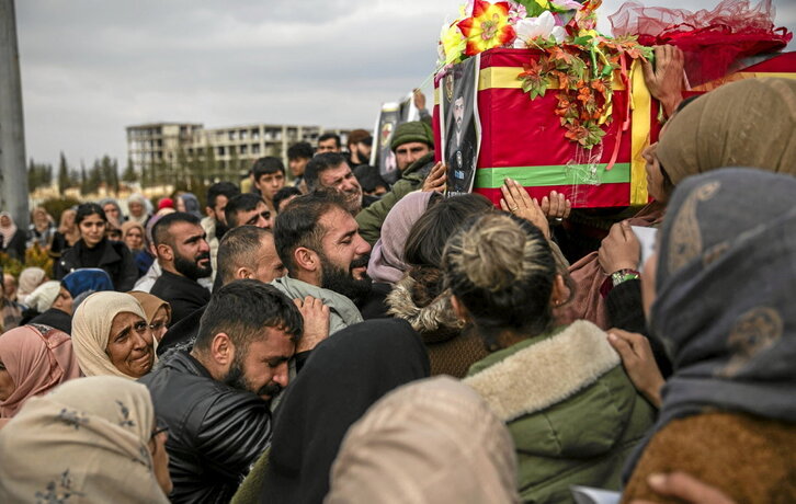 Los muertos siguen llegando al cementerio de los mártires en Kobane y las tumbas antiguas se mezclan con las recién cavadas.