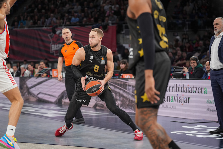 En el duelo ante el Estrella roja, Tadas Sedekerskis se volvió a lastimar.