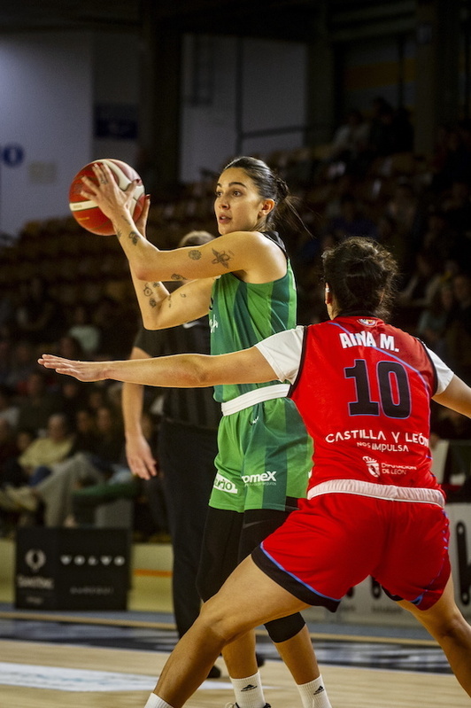 Laura Aliaga, en uno de sus muchos partidos con la camiseta de Kutxabank Araski.