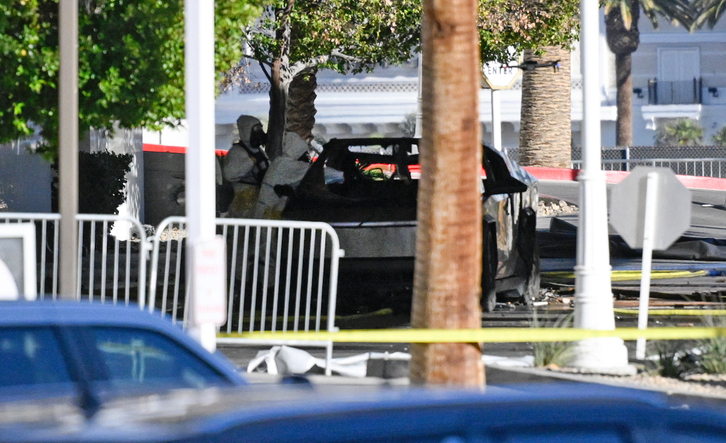 Investigadores trabajan en el Tesla Cybertruck que explotó en Las Vegas.