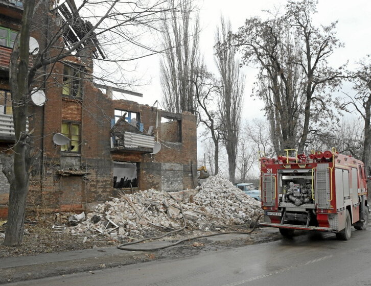 Un camión de bomberos, junto a un edificio bombardeado en Kramatorsk.