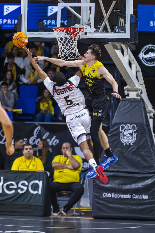 La defensa tinerfeña ha frenado a Bilbao Basket.