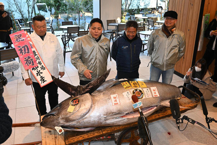 Atún vendido por más de un millón de euros este domingo en la subasta de Año Nuevo de Tokio.