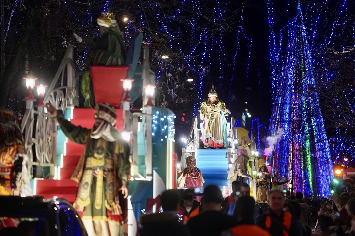 En la imagen, la cabalgata de los Reyes Magos por el centro de Bilbo.