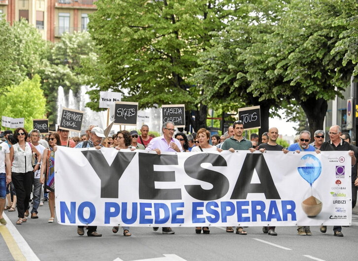 Manifestación contra el recrecimiento de Esa en Iruñea en 2017.