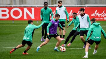 Los jugadores del Athletic realizan un ejercicio con Galarreta en el centro con el esférico. 