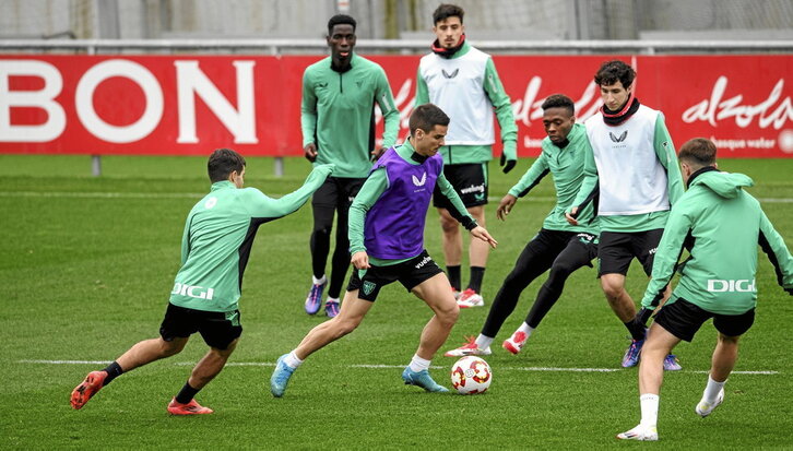 Ruiz de Galarreta, uno de los ausentes de Logroño por problemas físicos, participa en el último entrenamiento del Athletic antes de partir hacia Arabia Saudí.