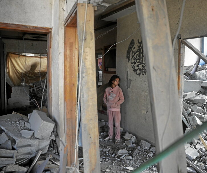 Una niña, en una vivienda destruida por un ataque israelí en Bureij.