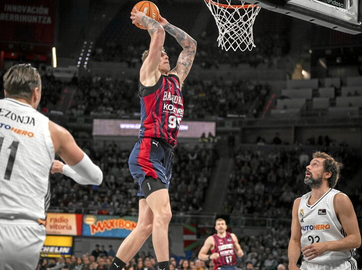 Luka Samanic fue de lo mejor de un Saski Baskonia que pagó caro sus errores.