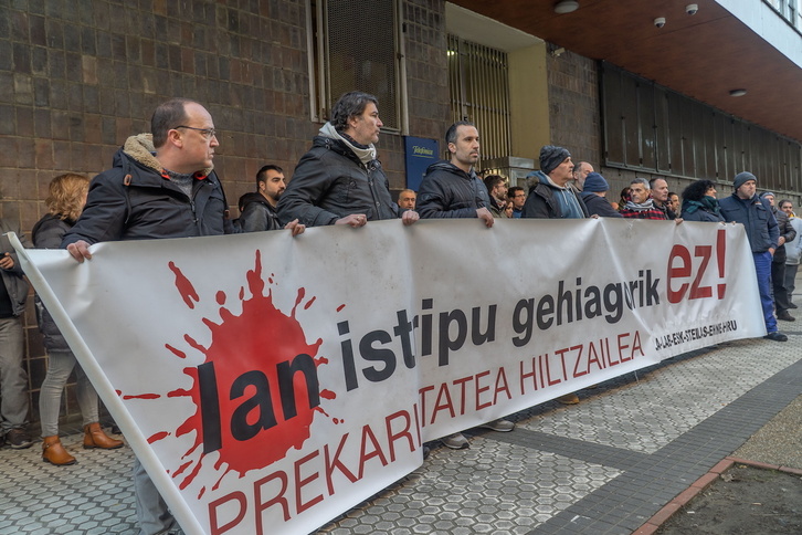  Concentración sindical por un accidente laboral que costó la vida a un trabajador en Donostia, en una foto de archivo. 