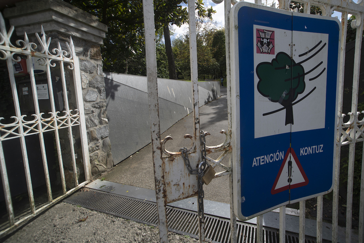 Aviso de precaución ante fuertes vientos en un parque de Donostia.