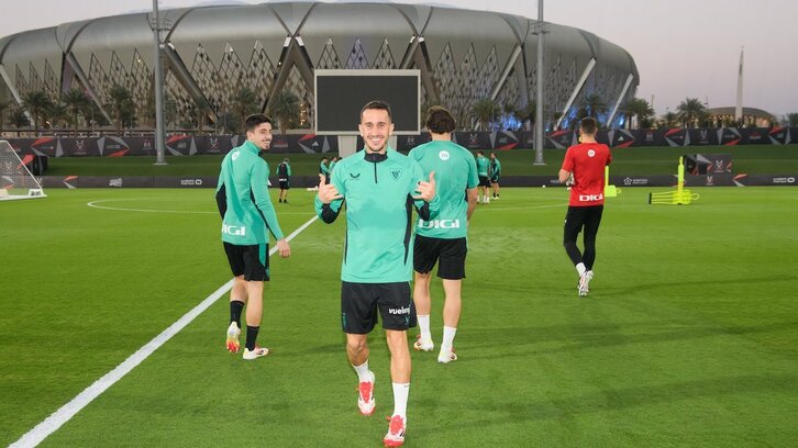 Un sonriente Berenguer posa en el entrenamiento previo del Athletic en Yeda.