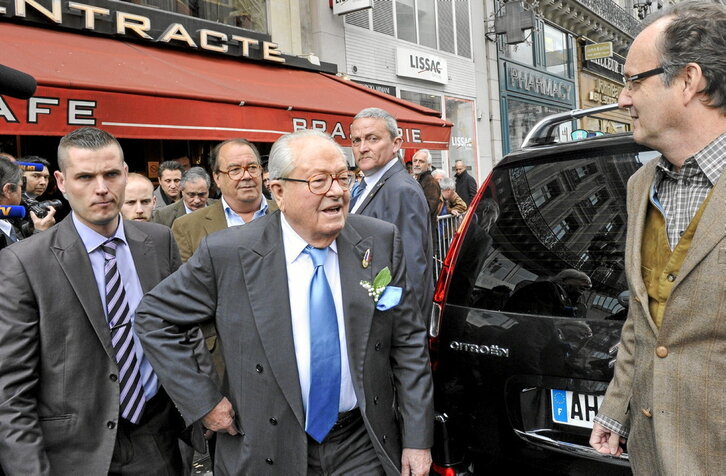 Jean-Marie Le Pen se dirige a un acto del FN en París el 1 de mayo de 2013.