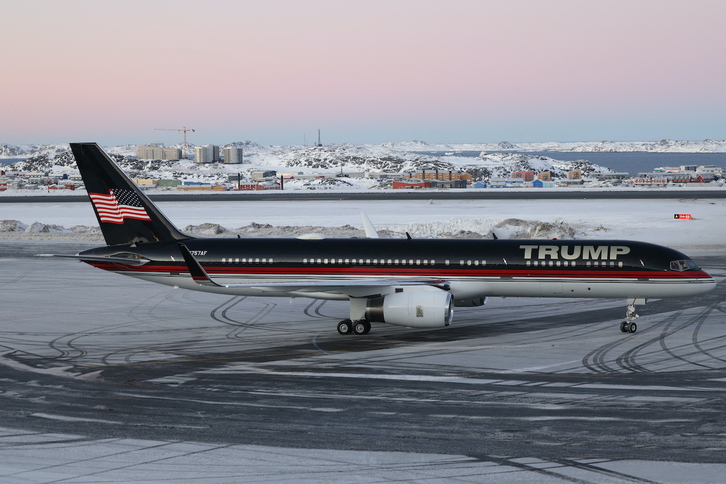 El avión de Donald Trump Jr en la pista del aeropuerto de Nuuk.