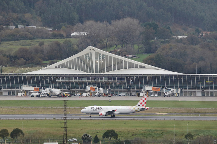 Imagen de archivo del aeropuerto de Loiu, donde no han podido aterrizar dos aviones por las fuertes rachas de viento.