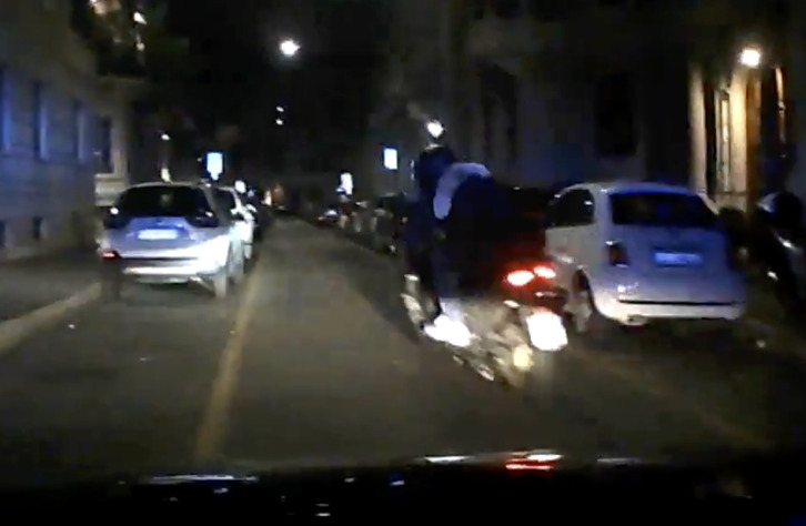 El inicio de la persecución, con el coche policial hostigando a la motocicleta en que van los dos jóvenes.