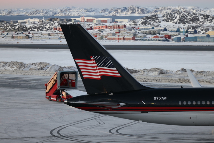 El avión en que llegó Donald Trump Jr., el lunes en Groenlandia.