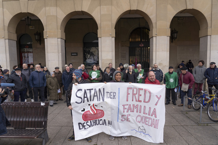 Concentración para denunciar el desahucio de Fred Agbontaen ante la sede del Banco Santander en Iruñea.