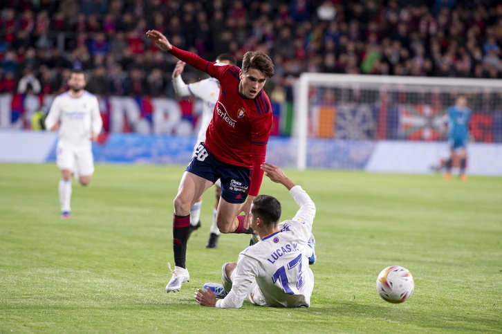 Javi Martínez, en un partido contra el Real Madrid en El Sadar.