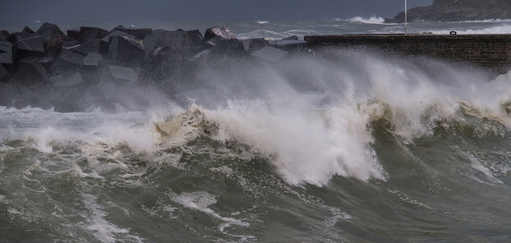 Efectos de un temporal anterior en Donostia.