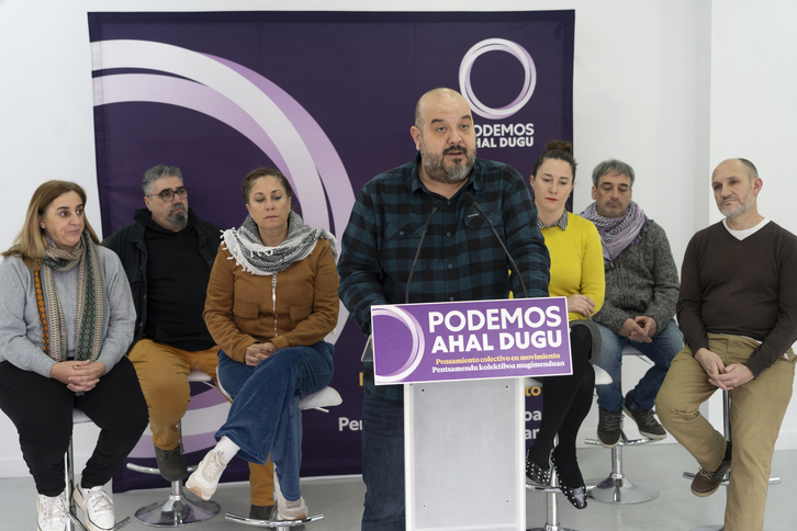 Richar Vaquero, Podemos Euskadiko hainbat kidek lagunduta, gaurko agerraldian.