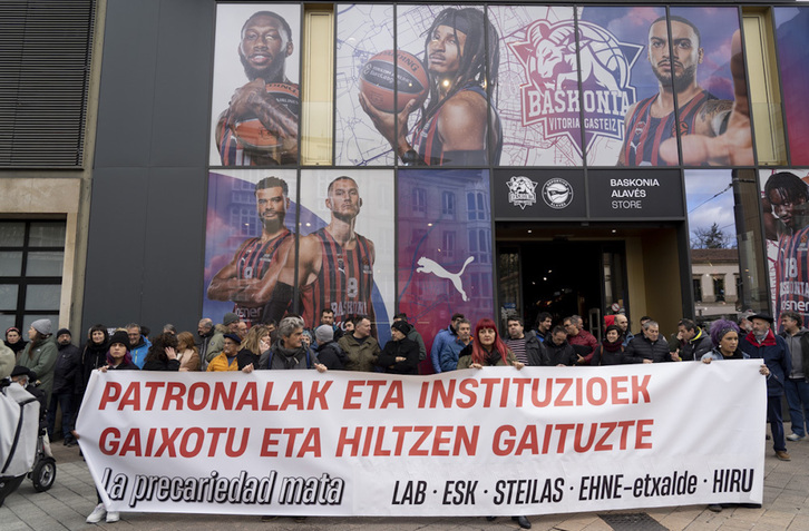 Concentración sindical ante la tienda oficial de Baskonia-Alavés.