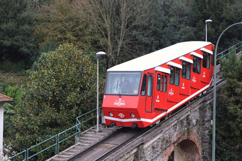 Vagón de funicular de Artxanda descendiendo.