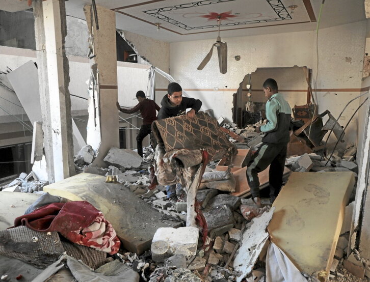 Vivienda bombardeada en Deir al-Balah.